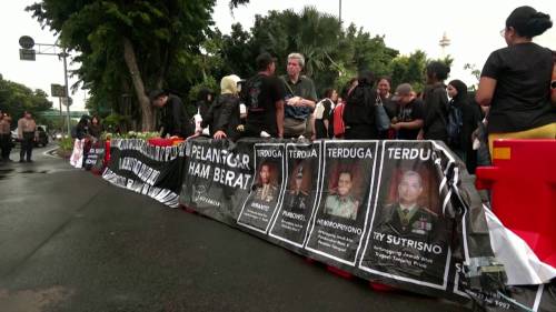 Indonesia election: Human rights activists protest Prabowos projected win [Video]