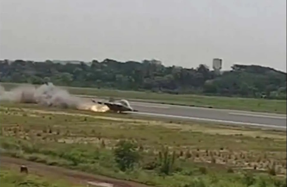 Horror moment Top Gun stunt goes wrong as fighter jet bounces along runway before exploding in fireball killing pilot [Video]