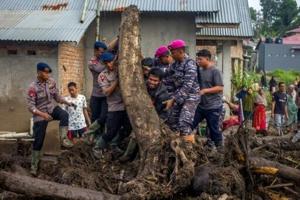 Indonesia floods kill 67 as rescuers race to find missing [Video]