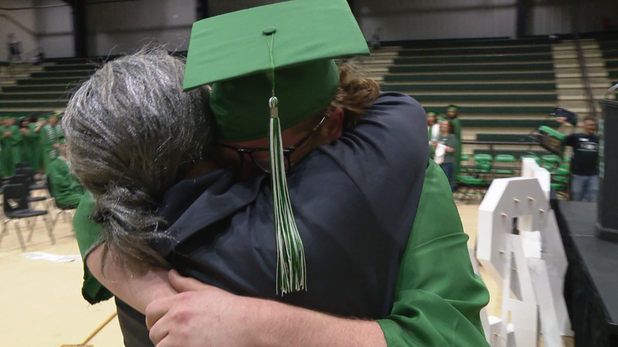 Navy Sailor comes home, surprises brother at graduation [Video]
