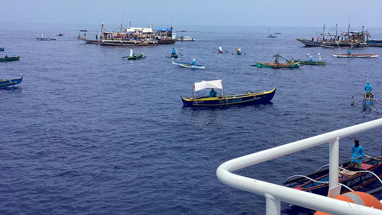 Chinese coast guard monitors Filipino activists’ sailing route to disputed shoal [Video]