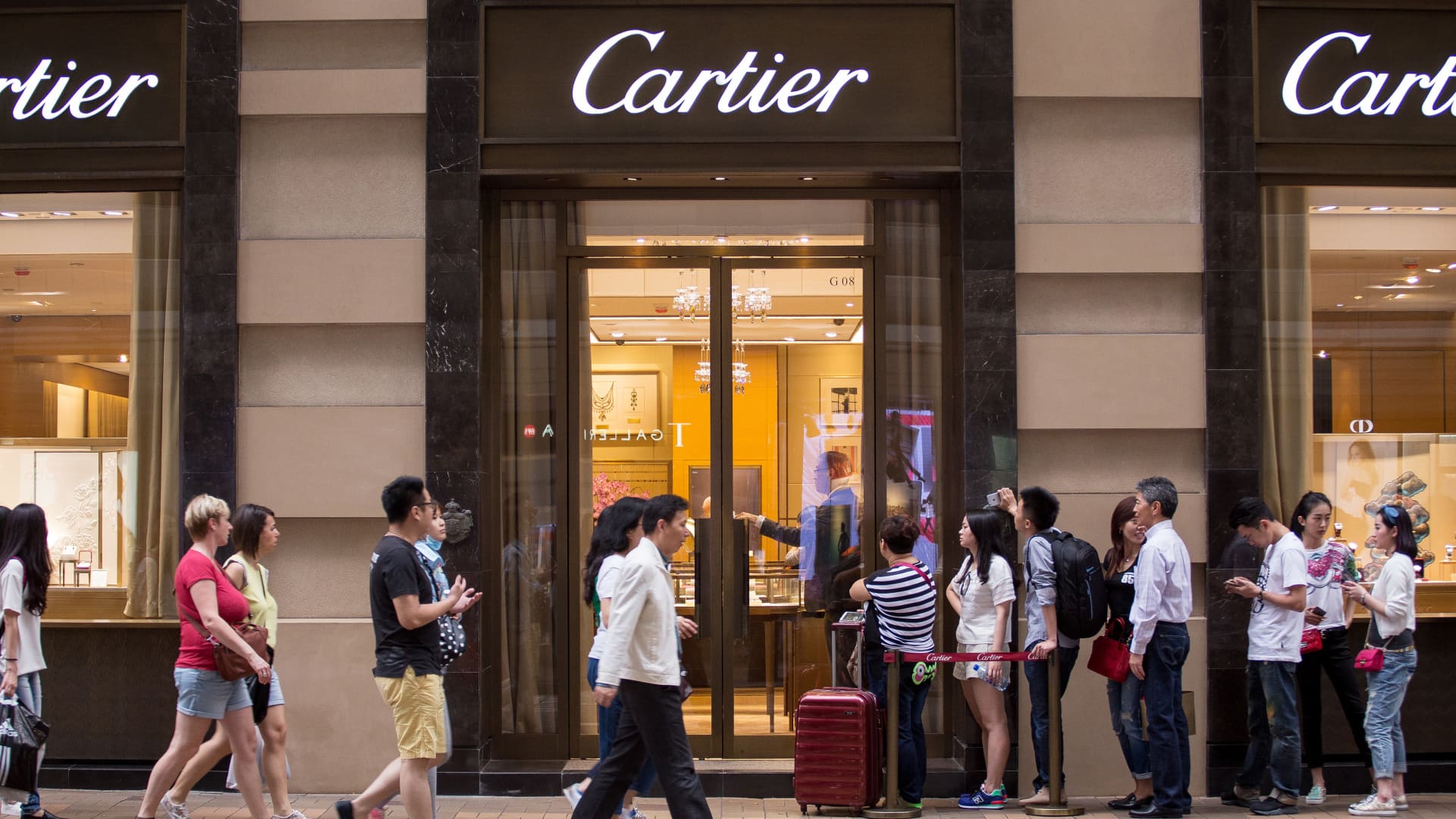 Richemont shares climb 6% on record full-year sales, new CEO [Video]