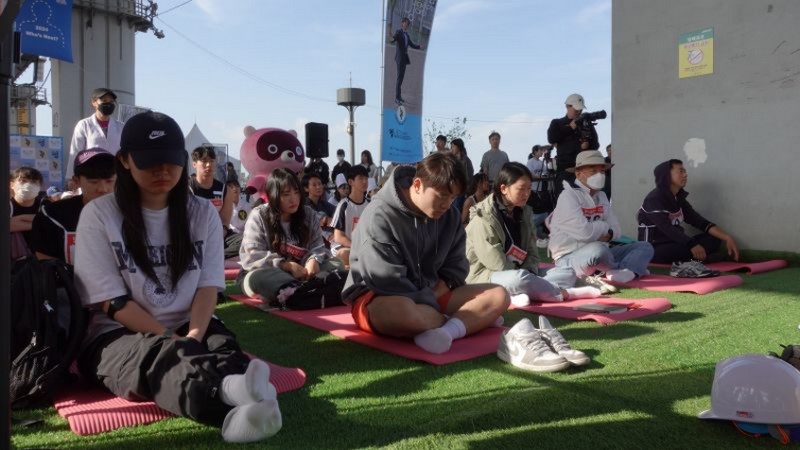 South Koreans compete to see whos best at doing absolutely nothing [Video]