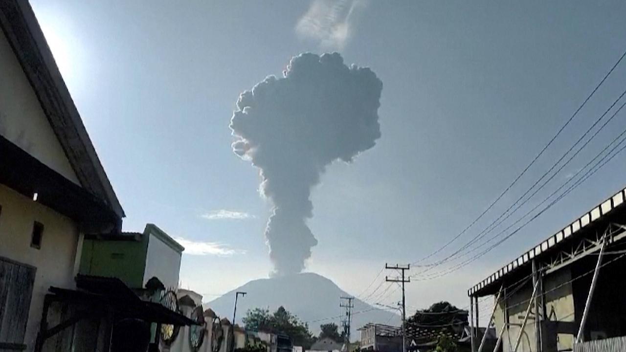 Indonesia’s Mount Ibu erupts again, forcing hundreds to evacuate [Video]