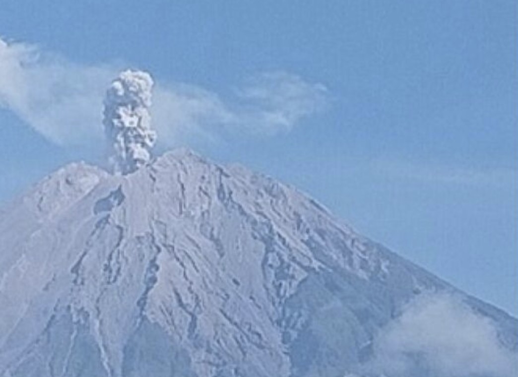 Series of five consecutive eruptions shakes Semeru volcano in Indonesia – Lahar danger over next days [Video]