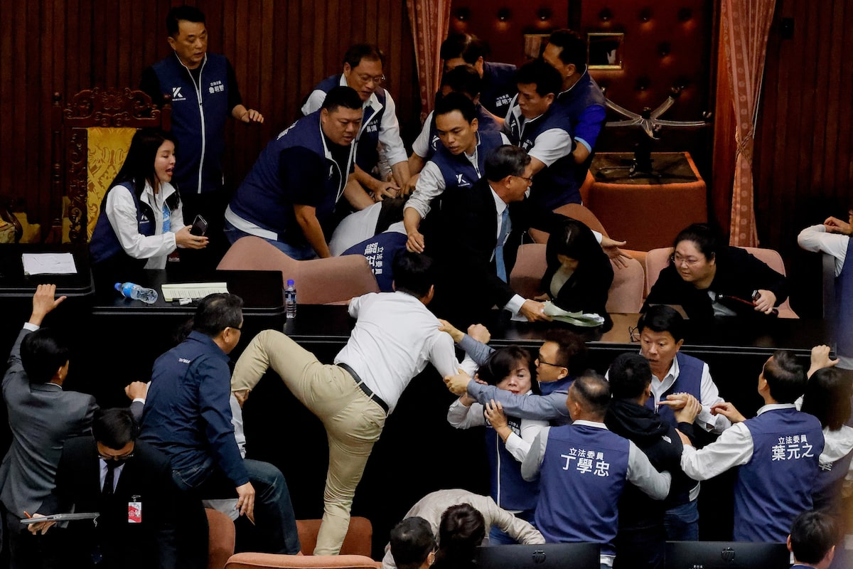 Taiwan lawmakers exchange blows in bitter dispute over parliament reforms [Video]