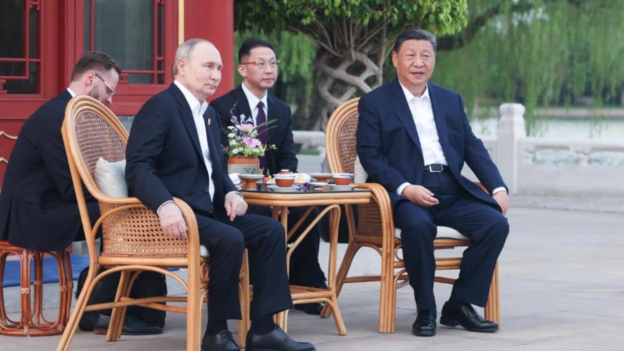 Xi Jinping holds restrictive meeting with Putin at Zhongnanhai [Video]