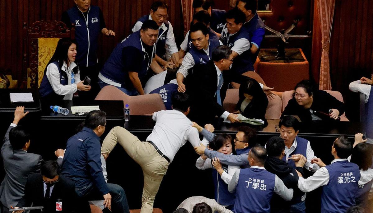 Lawmakers brawl as Taiwan