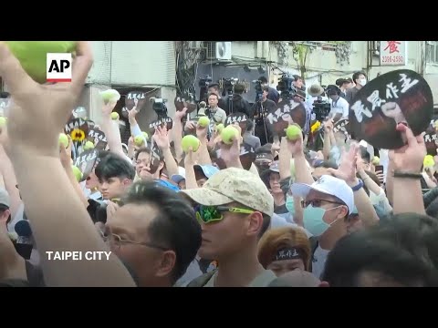 Thousands raise guava fruit at protest of Taiwan’s ruling party before new president’s inauguration [Video]