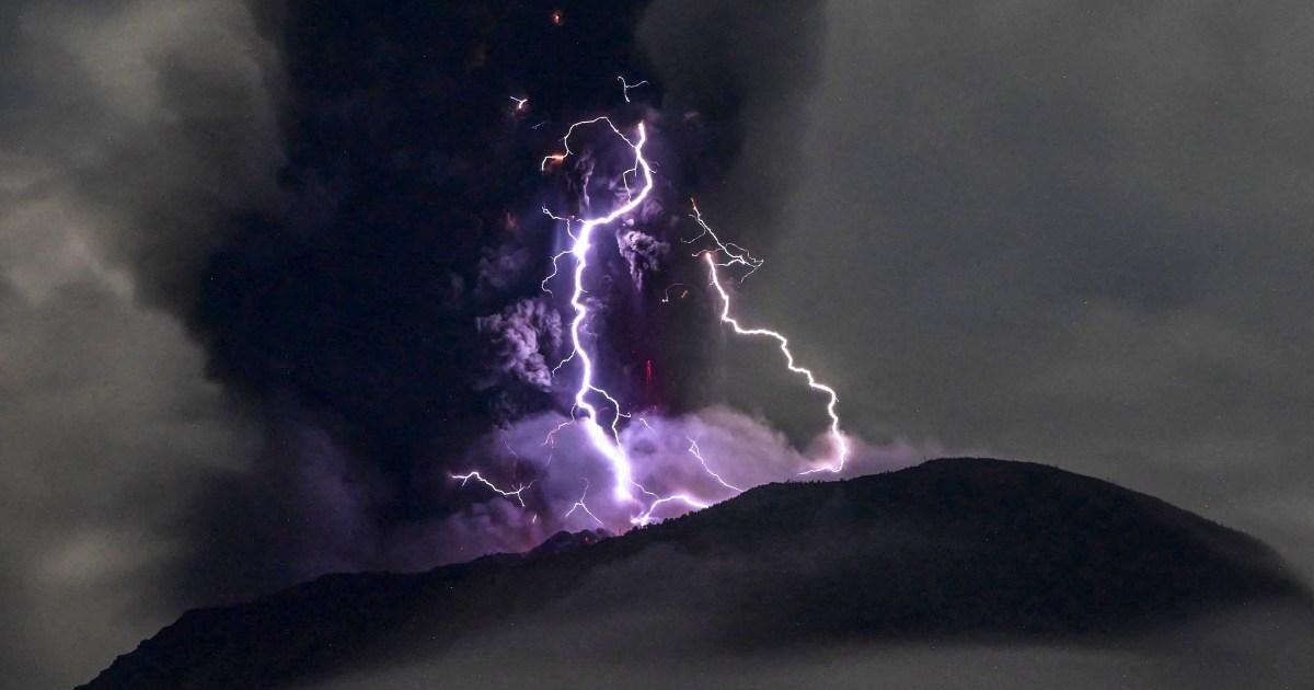 Volcano erupts as purple lightning flashes around its crater | World News [Video]