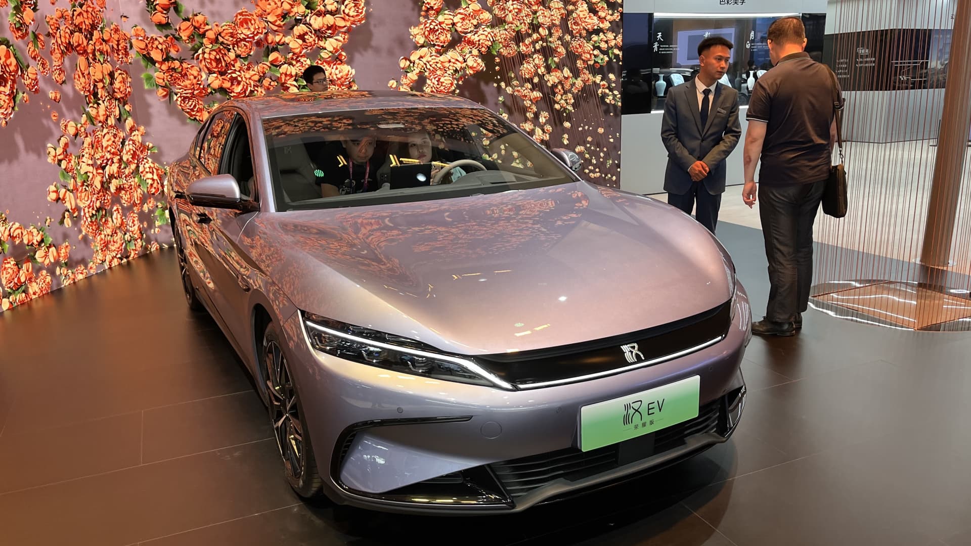 China’s hot EV market no longer focused on lower prices. Stocks to watch [Video]
