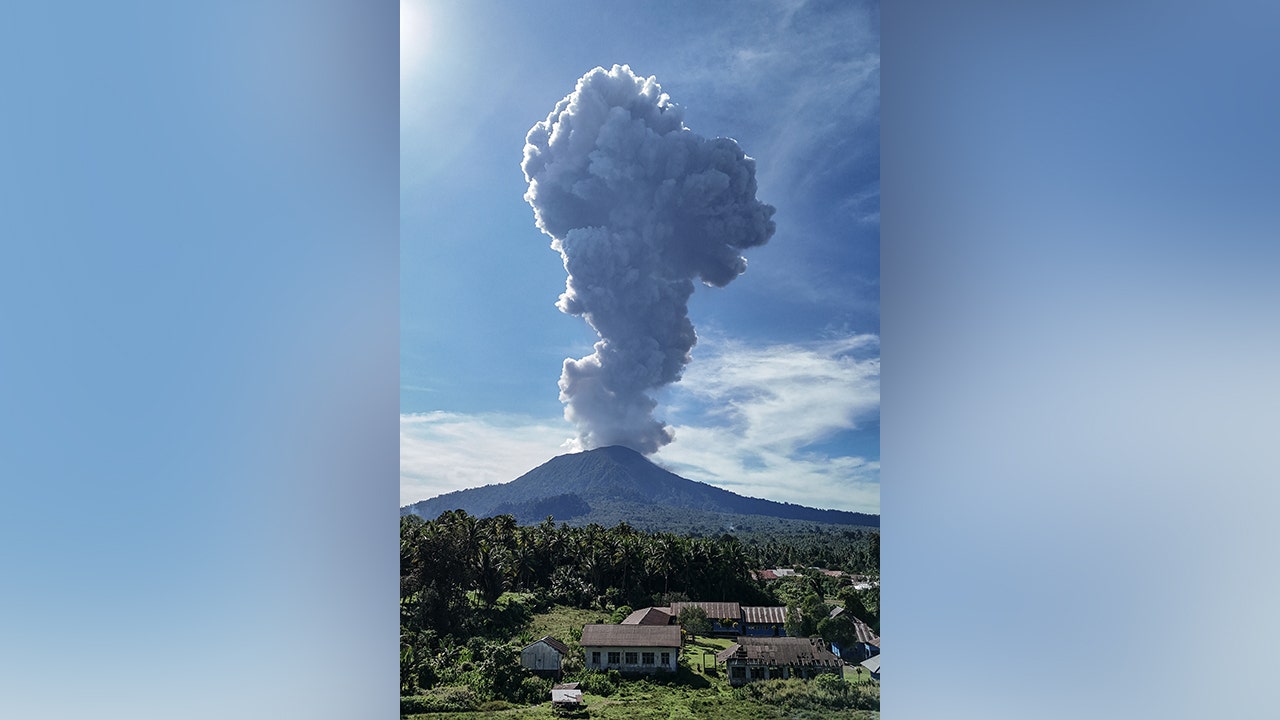 Wild images show Indonesian volcano eruption [Video]