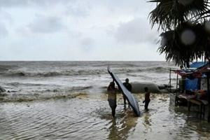 Cyclone hits Bangladesh as nearly a million flee inland for shelter [Video]