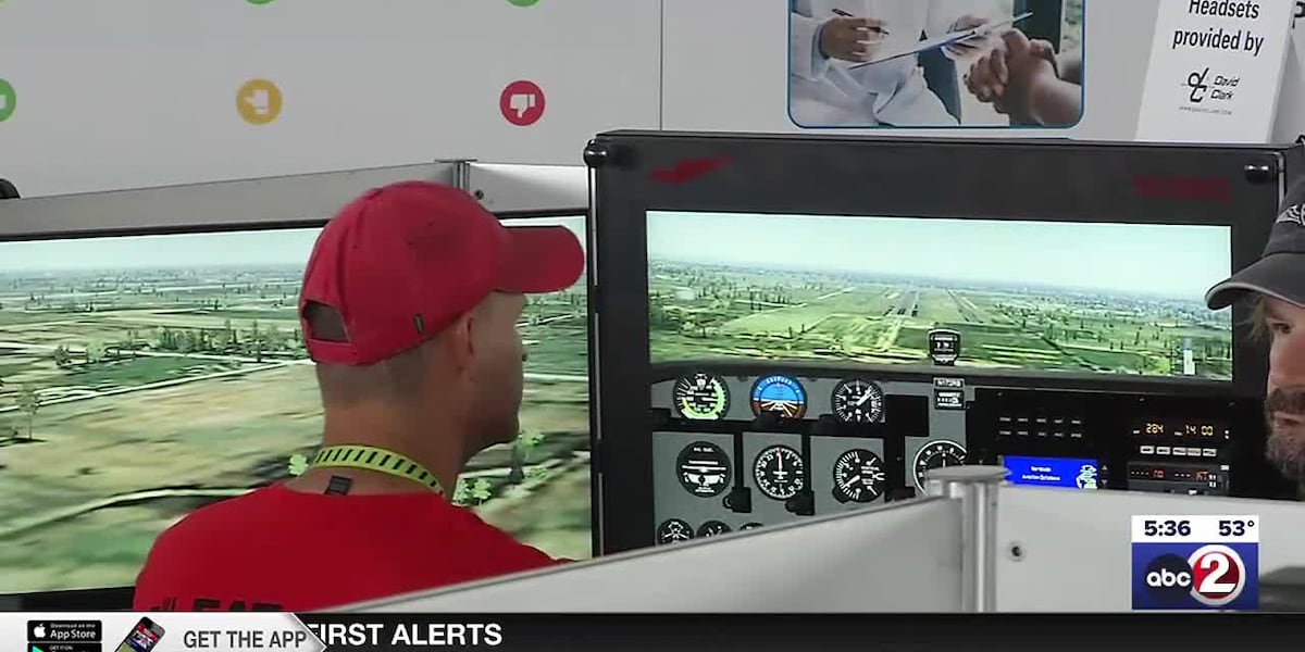 Learn to fly in simulators at EAA AirVenture [Video]