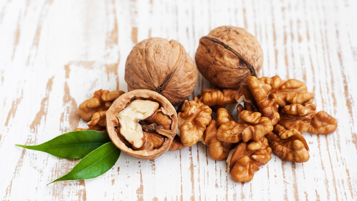 5 Astonishing Health Benefits Of Starting Your Day By Eating Soaked Walnuts [Video]